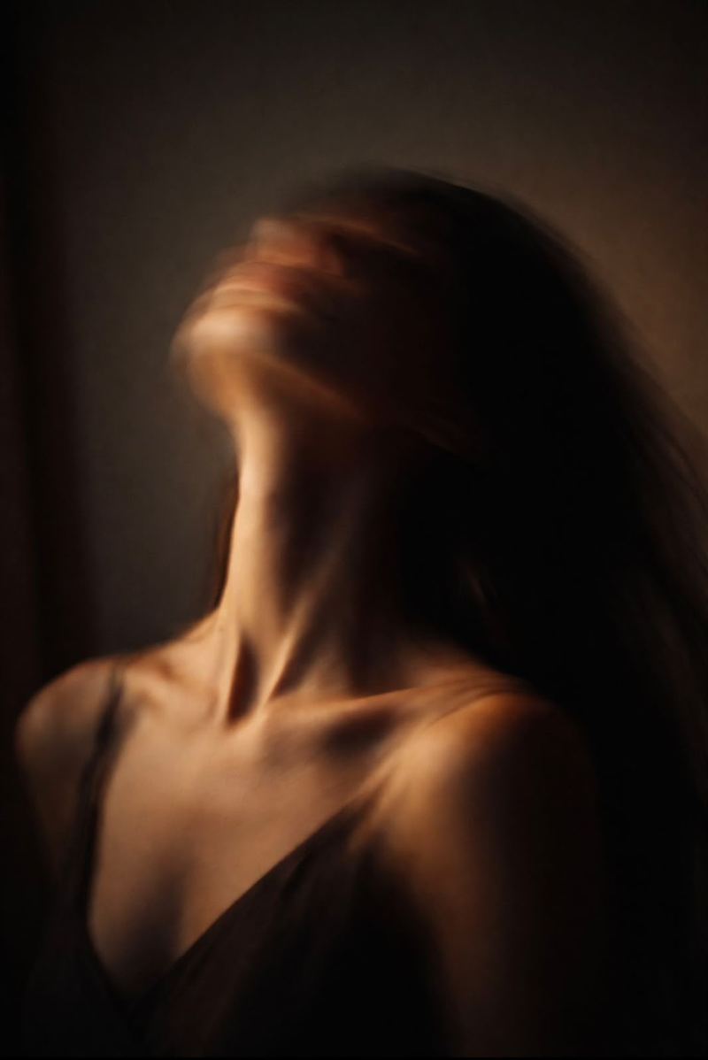 Mulher em movimento, luz suave sobre o pescoço e ombros