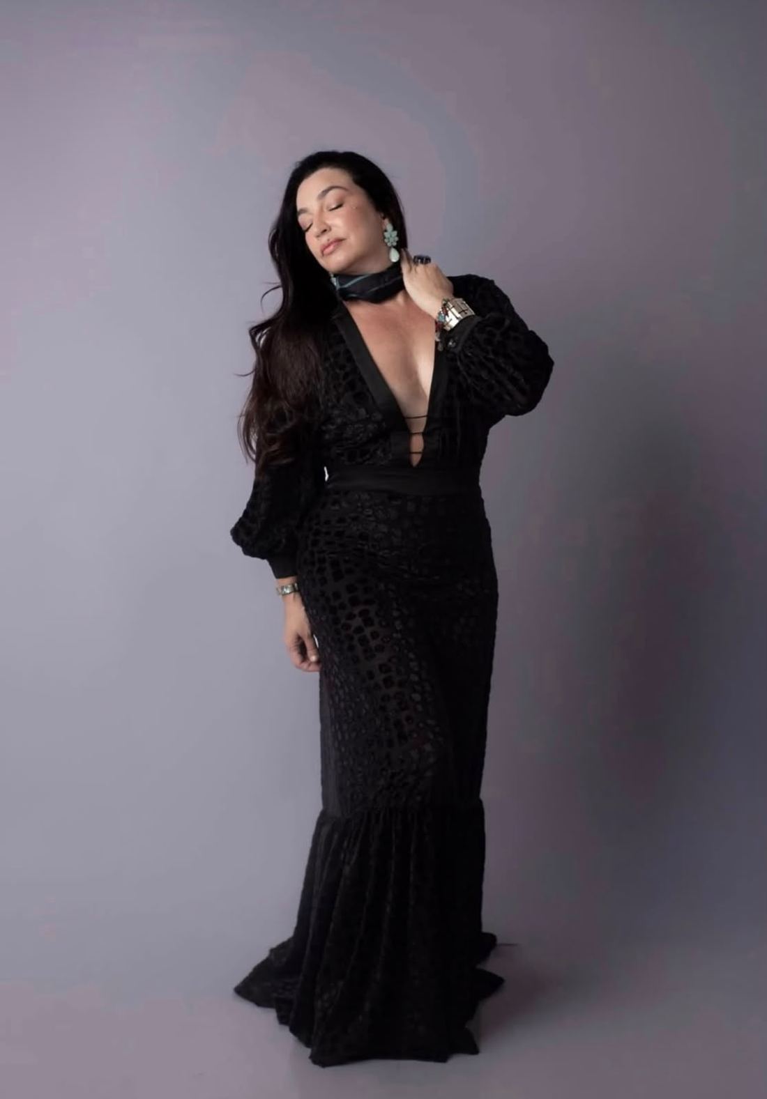 Iriane Martins de vestido longo preto